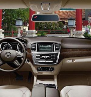 奔驰汽车仪表盘视图