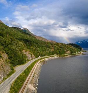 道路和水面上空的彩虹