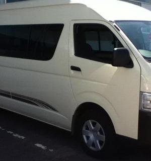 一辆白色货车停在停车场