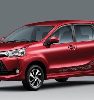 mavi bir arka plan üzerinde park edilmiş kırmızı bir Toyota