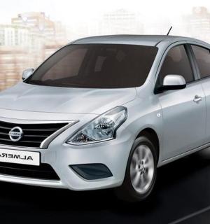 一辆白色日产 Accentamine 停在城市里