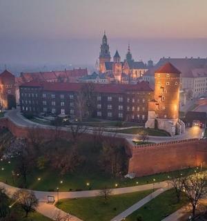 夜晚城市中一栋大楼的景色
