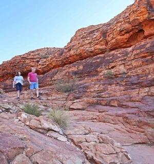 站在岩石山上的一男一女