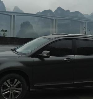 černé SUV zaparkované na parkovišti