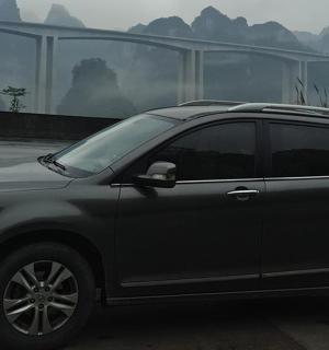 一辆黑色 SUV 停在停车场