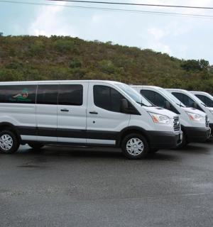 停车场里停着一排货车