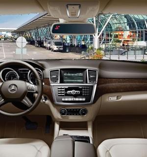 奔驰汽车仪表盘视图