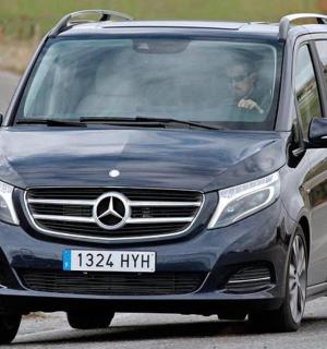 一名男子在路上开车