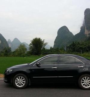 一辆黑色汽车停在路边