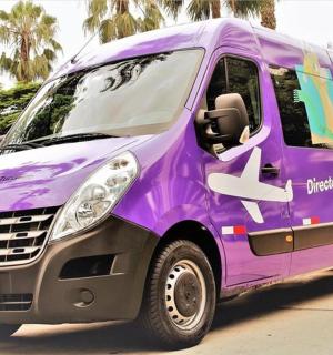 一辆紫色的餐车停在街上