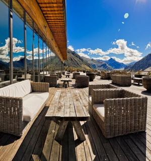 配有沙发和桌子的露台,可欣赏山景