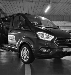 一辆黑色货车停在停车场