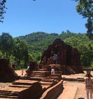 一群人站在寺庙前