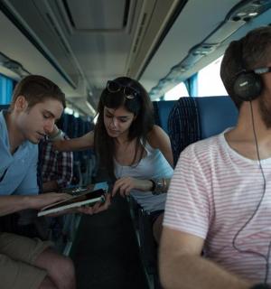 skupina lidí sedících v autobuse