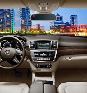 奔驰汽车的仪表盘，可欣赏城市景观