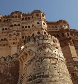 一座前面有塔的大楼