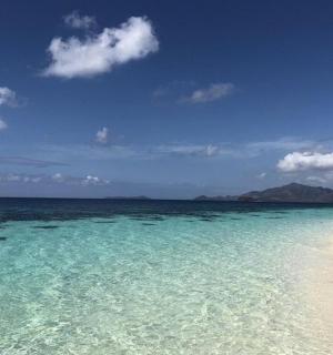 ein Strand mit türkisfarbenem Wasser und Menschen darauf