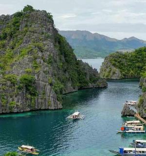 en gruppe både i en flod med klipper