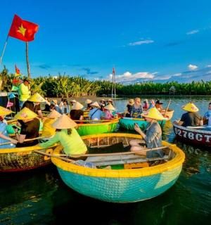 一群人在水中的小船上