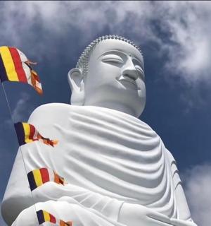 一座巨大的白色雕像,天空中飘扬着旗帜