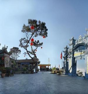 一条空荡荡的街道,有蓝色的大门和一棵树