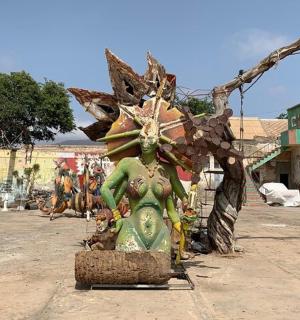 一个人站在树旁的雕像