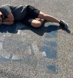 žena ležící na zemi a telefonující po mobilním telefonu