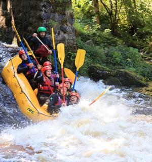 skupina lidí na voru v řece