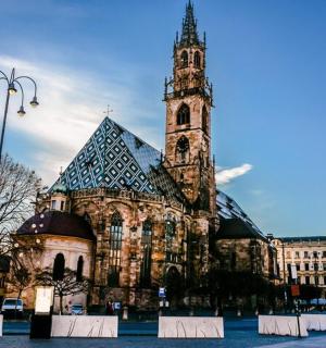 velká budova s hodinovou věží ve městě