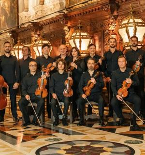 一群人拿着小提琴合影