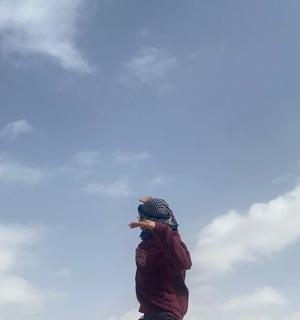 一个人在天空放风筝