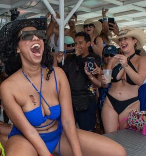 一群穿着泳衣的女人摆姿势拍照