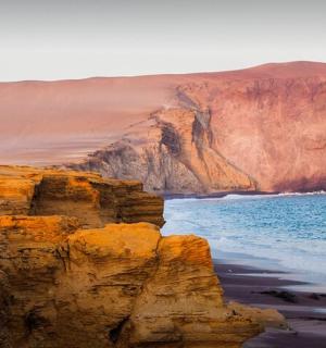 两个人在海边的悬崖上行走