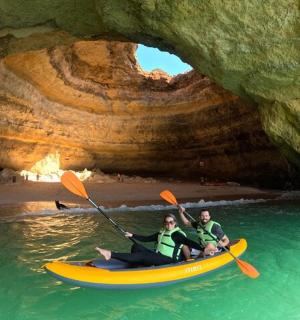 两个人在洞穴水中划皮艇