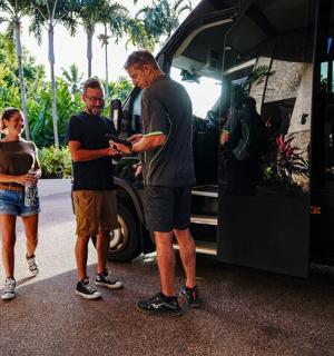 一群人站在公共汽车旁边