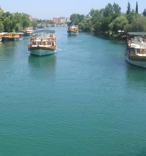 a group of boats are docked in a river