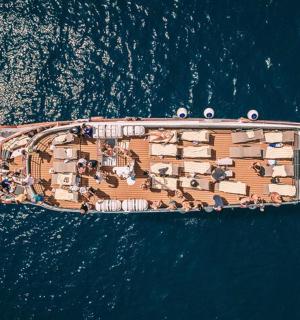 水中一艘大船的俯视图