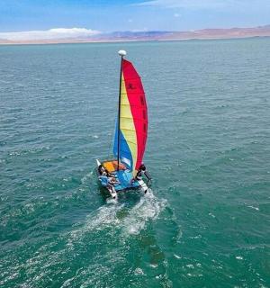 水上帆船上的人