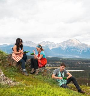 一群人坐在山上