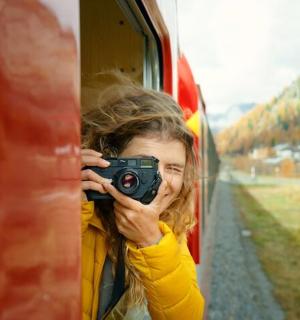 một người phụ nữ đang chụp ảnh mình trong gương