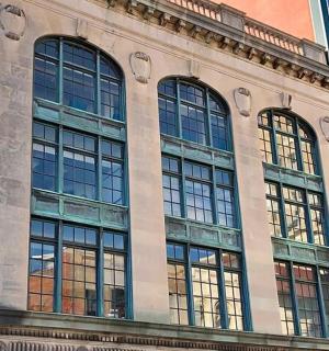 ein großes Gebäude mit vielen Fenstern an der Seite