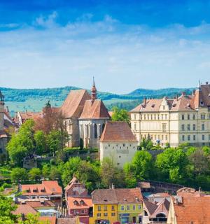 城镇的景色，有建筑物和树木