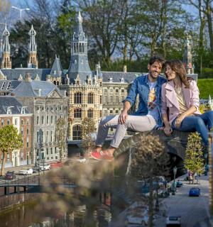 一男一女坐在桥上