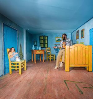 一男一女坐在房间的床上