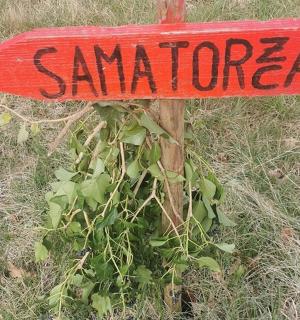 červená cedule s nápisem Santander na tyči