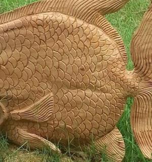 草丛中的鱼雕像