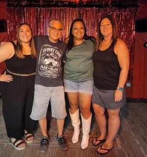 skupina lidí pózujících pro fotografii na tanečním parketu