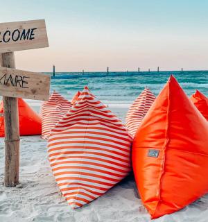 沙滩上的一组橙色和红色沙滩球