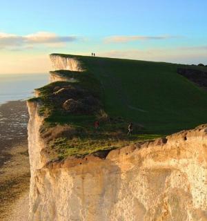海边的悬崖,有一片绿色的田野