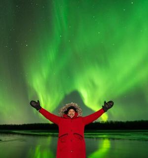 站在北极光前的一位女士